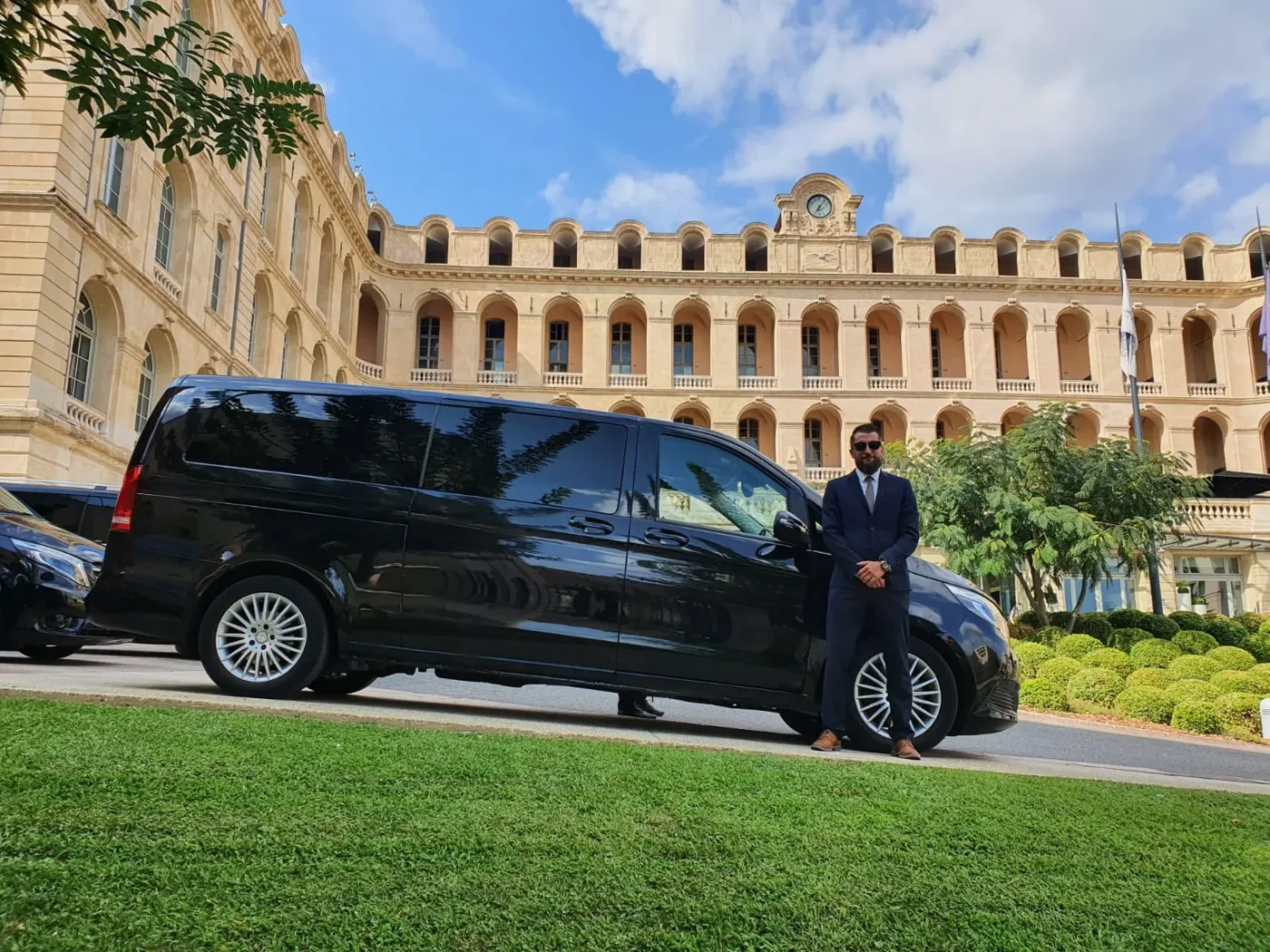 Yoann, chauffeur VTC Marignane, devant un van Mercedes à Marseille