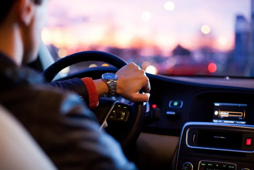 Chauffeur au volant